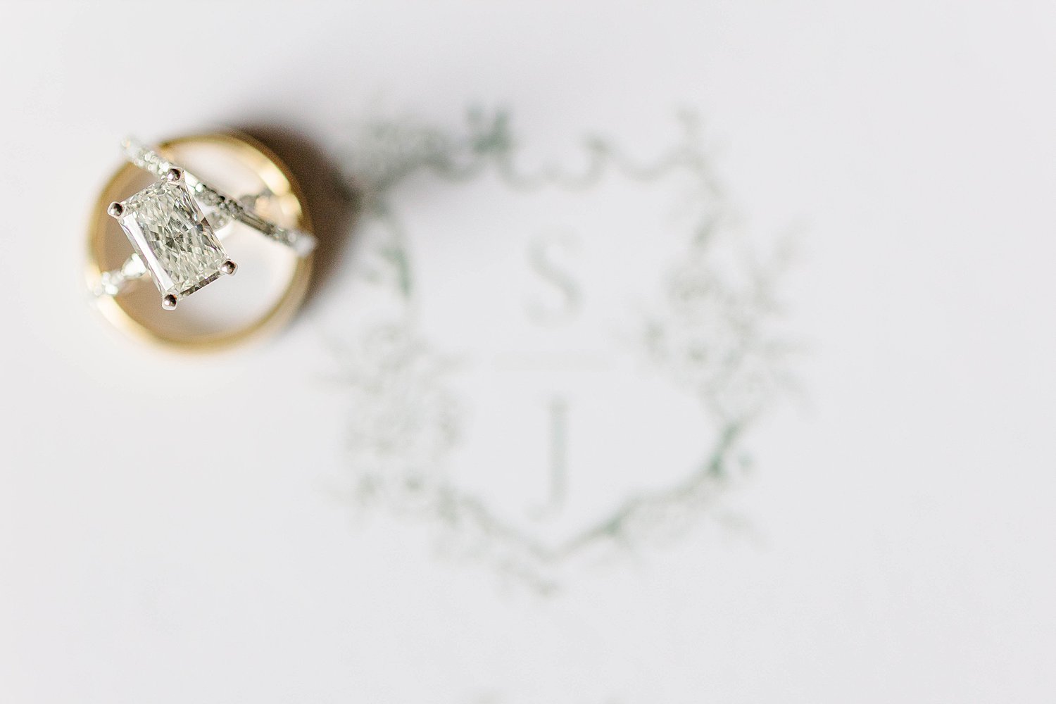 Wedding rings on wedding crest